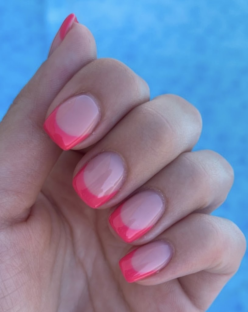 SHOWS NAILS — Una