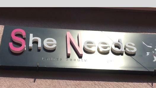 She Needs Beauty Parlour