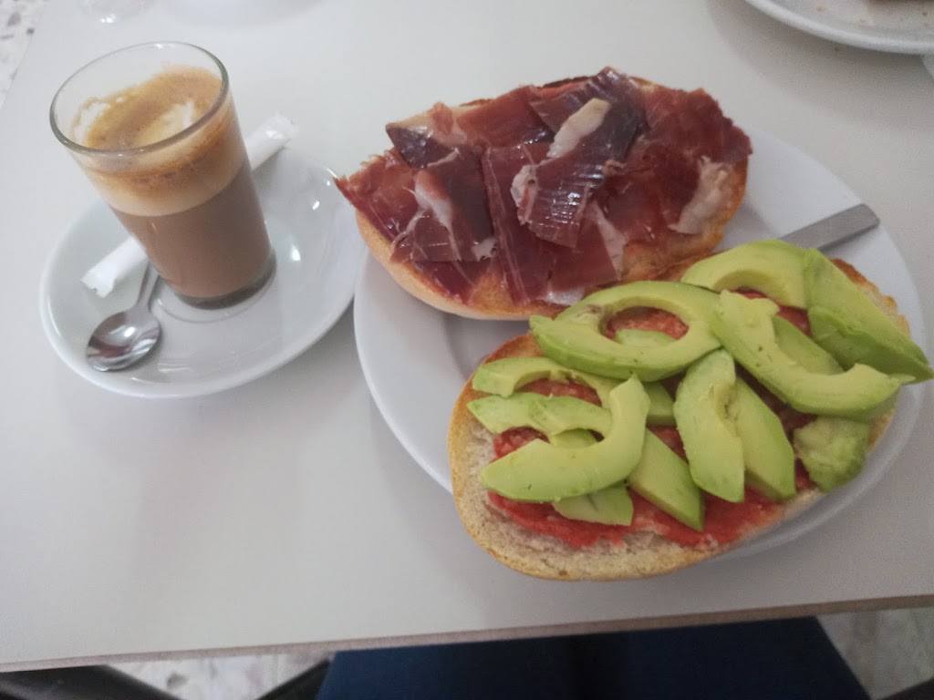 Cafeteria Bar Fresno — Comida y bebida