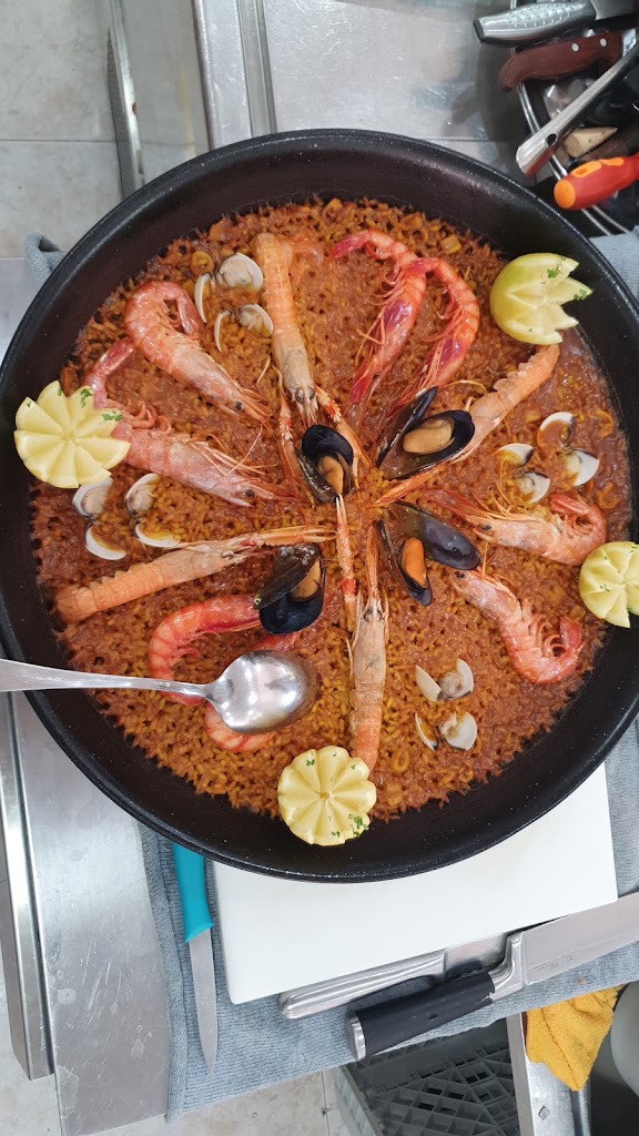 Cafeteria Restaurante Los Manchegos — Comida y bebida