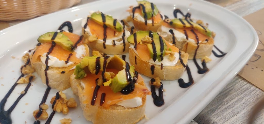 Antonio Marin Cerveceria Vinoteca — Comida y bebida