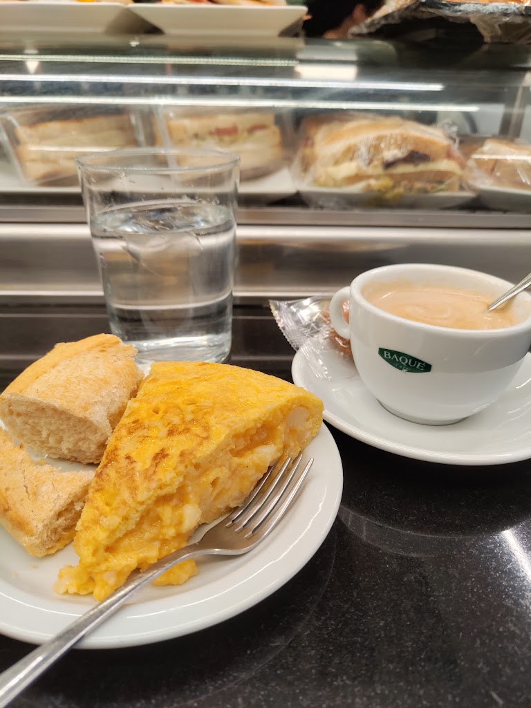 Cafeteria El Pilar — Comida y bebida