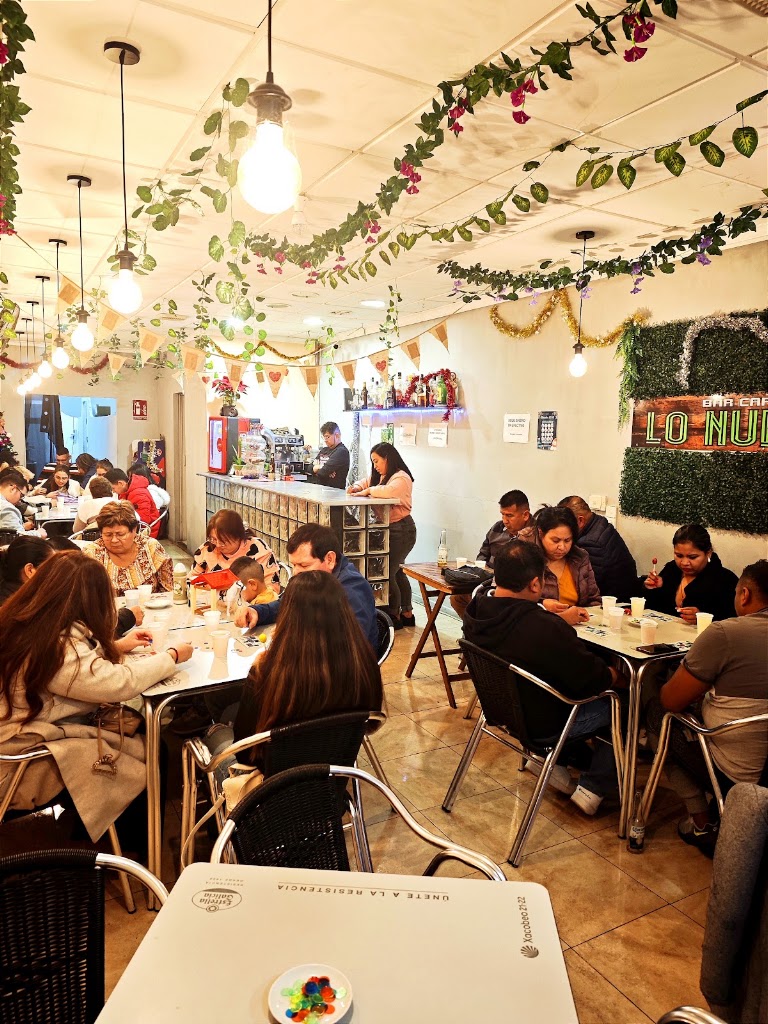 Lo Nuestro Bar Restaurante — Ambiente