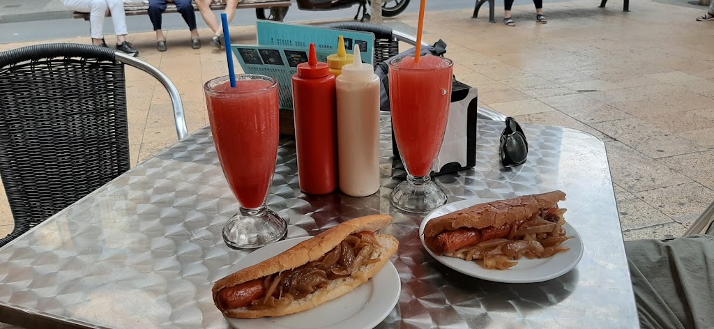 Le Petit Cafe/ Taverna de la Rambla — Comida y bebida