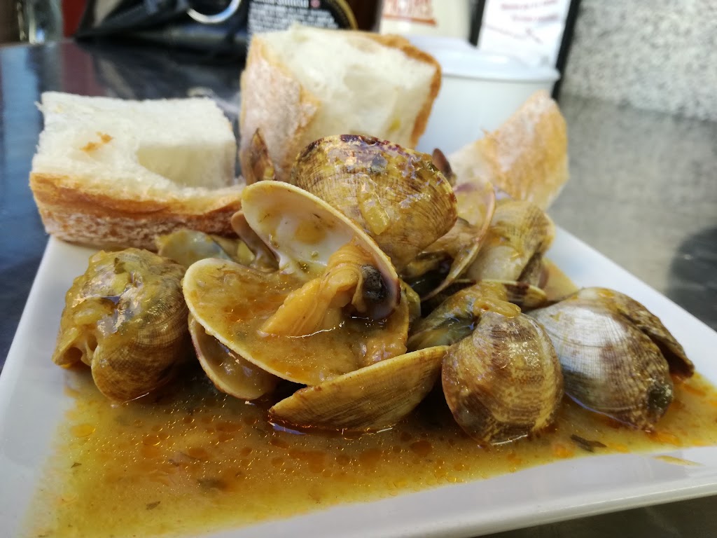 Cafe-Bar Duque — Comida y bebida