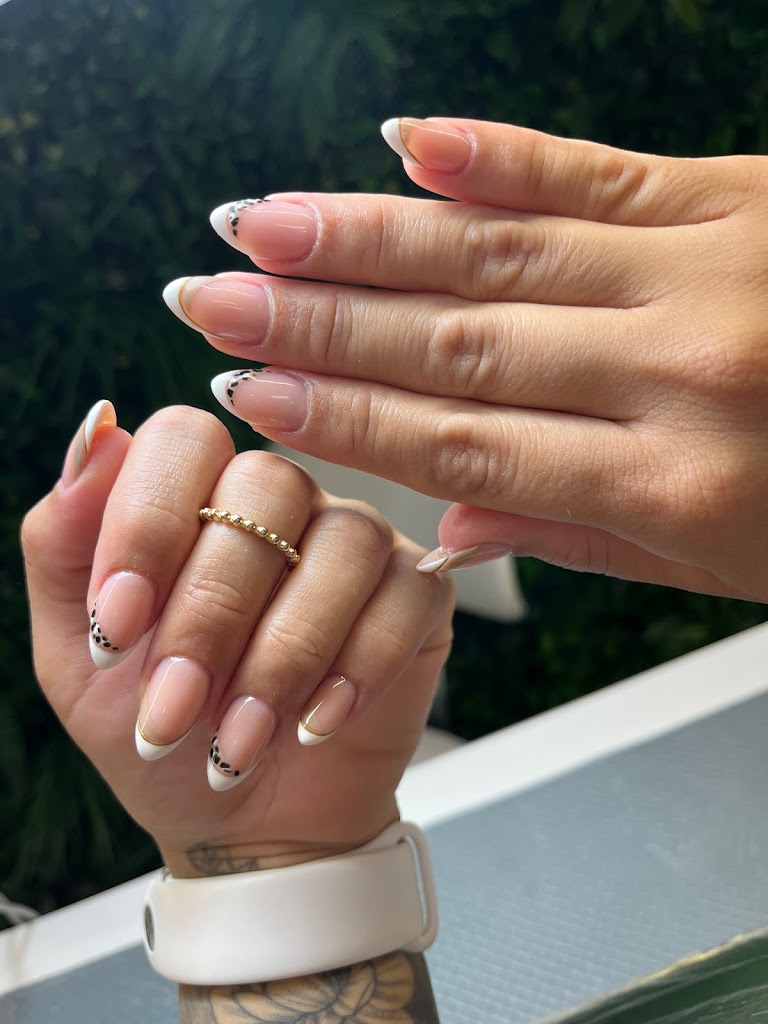 ARTIS NAILS — Manicura