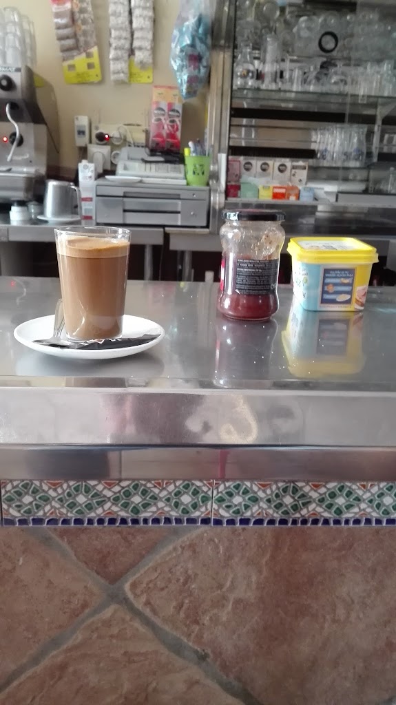 Hyundai, Bar de al Lado — Comida y bebida