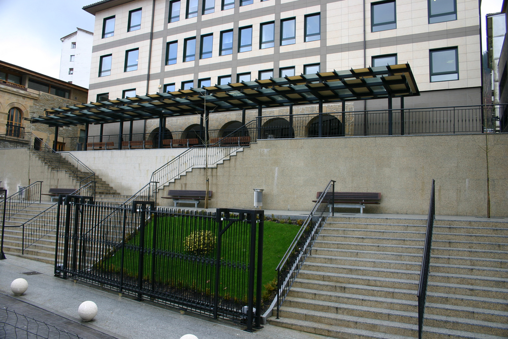 Ermuko Udal Liburutegia * Biblioteca Municipal de Ermua