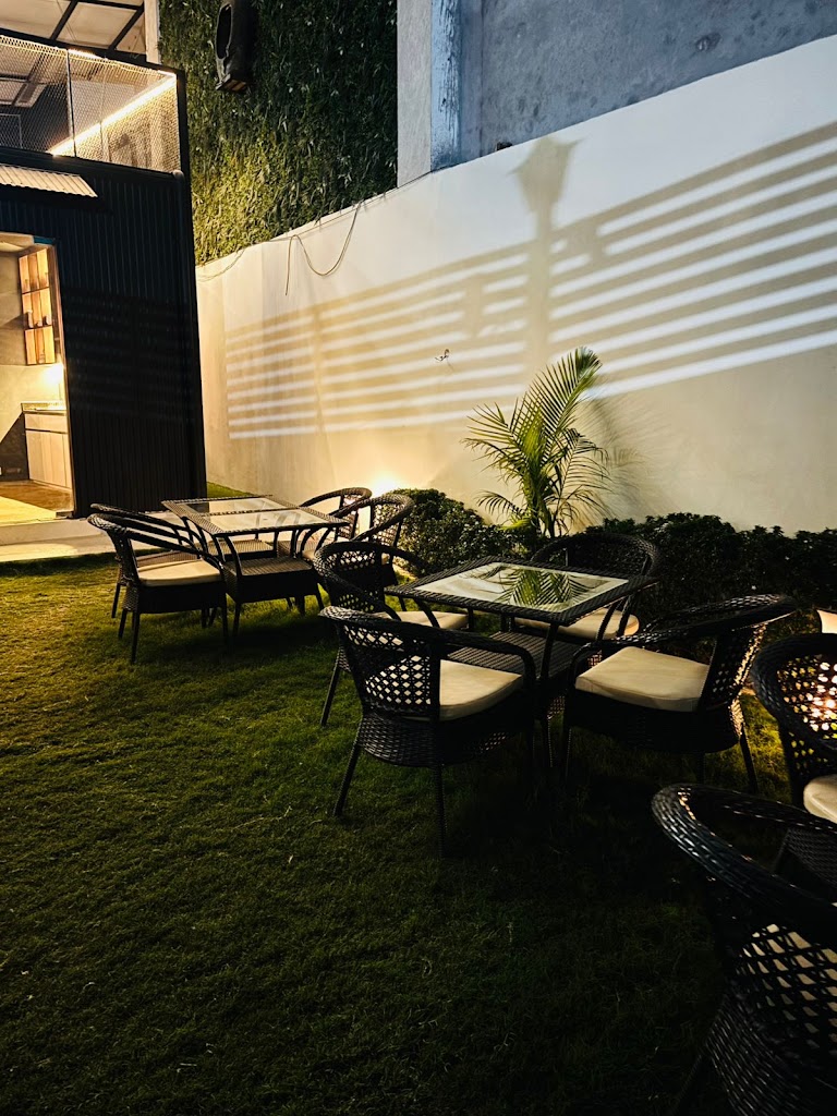 18 Downtown Pool Restaurant
