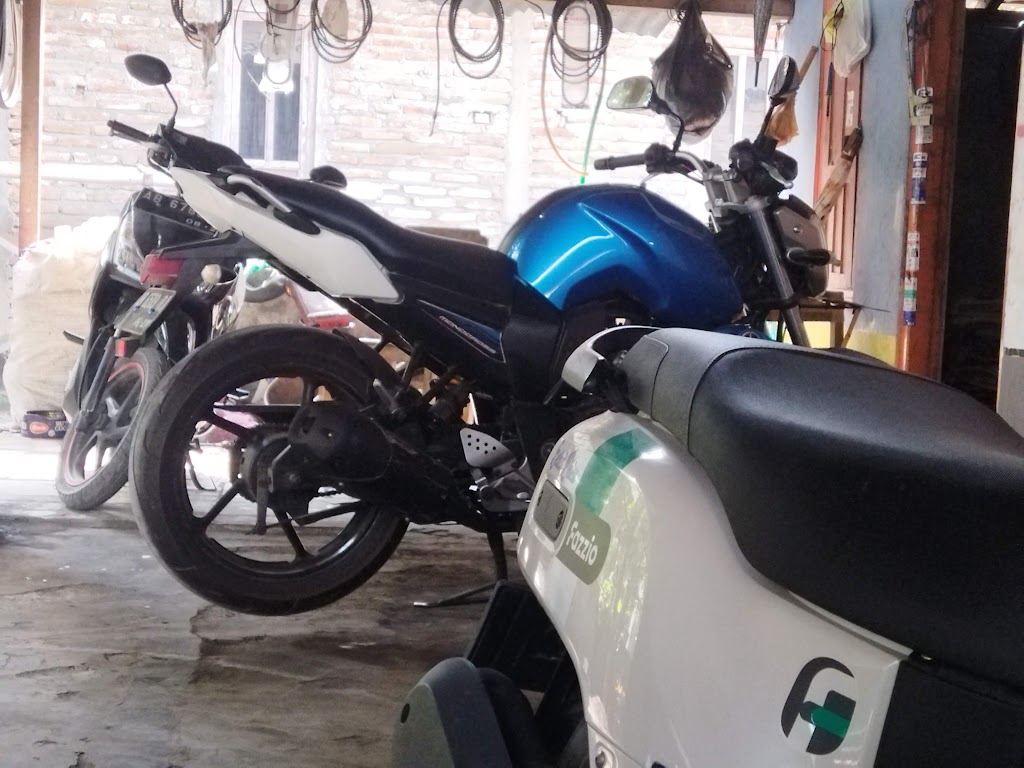 BENGKEL PULSAR RIEVA SPEEDSHOP (GARAGE)