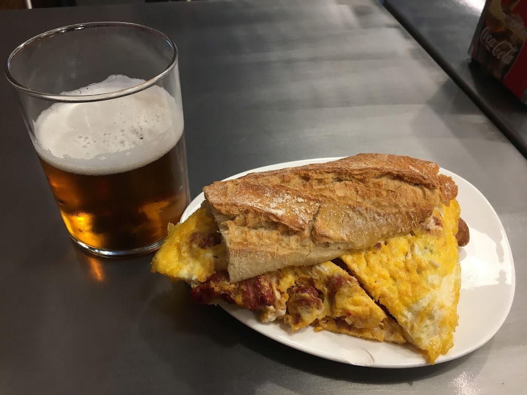 Cafe Bar Buztintxuri — Comida y bebida