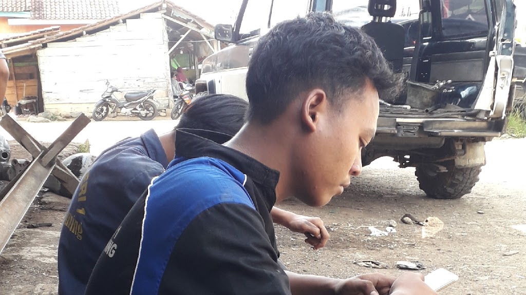 Bengkel mobil adi