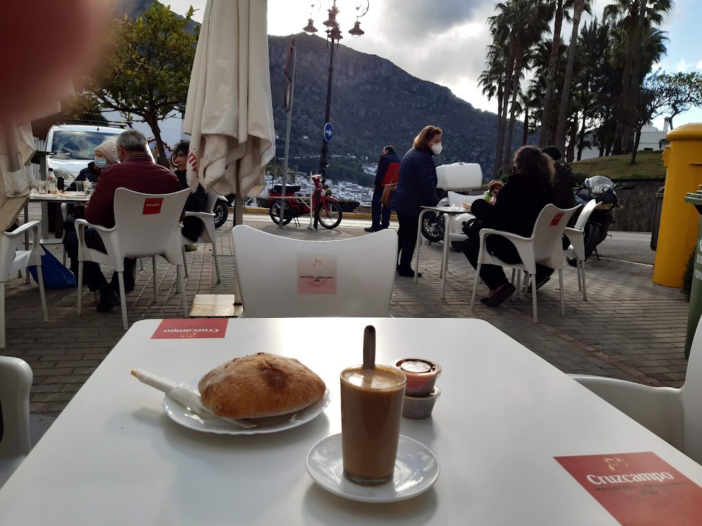 Bar Los 3 Caminos — Comida y bebida