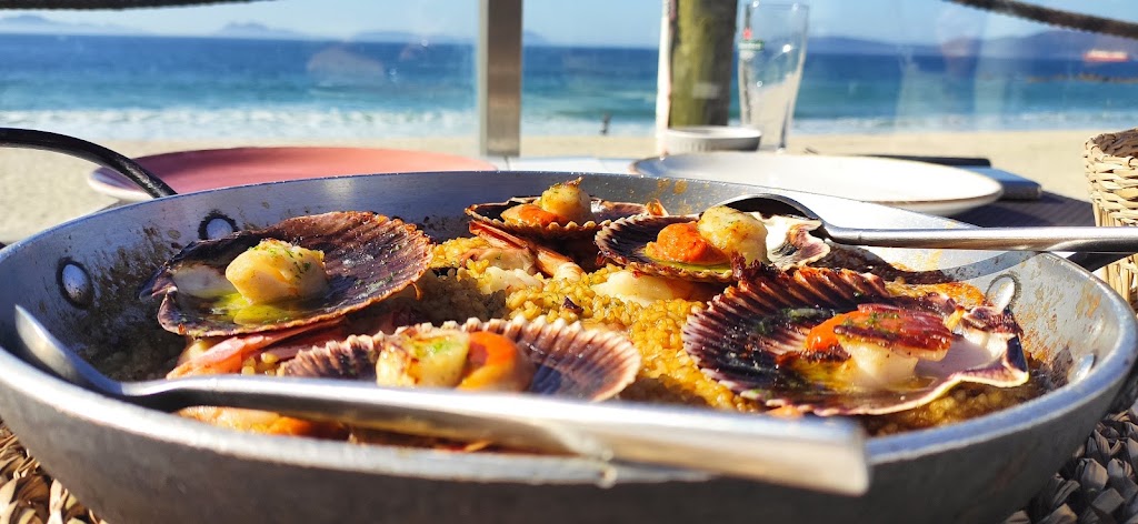 Marina Cies Beach Club — Comida y bebida
