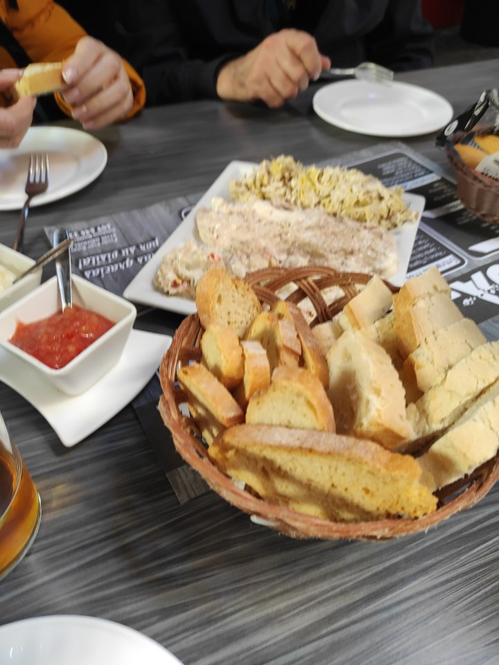 Meson Bar Pasaje — Comida y bebida