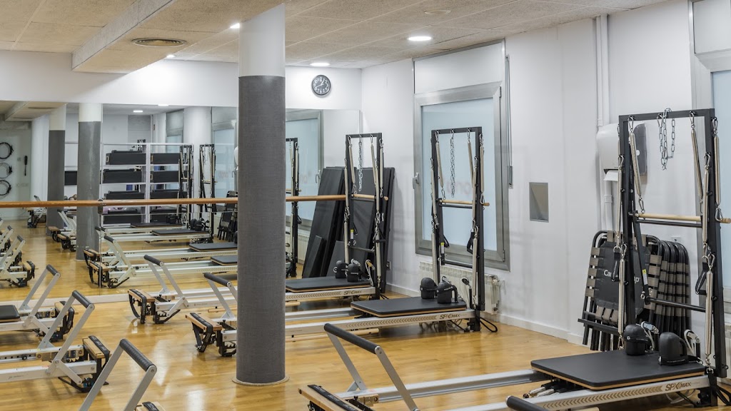 Dona 10 Centre de Pilates i Ioga Barcelona - Carrer de Corsega