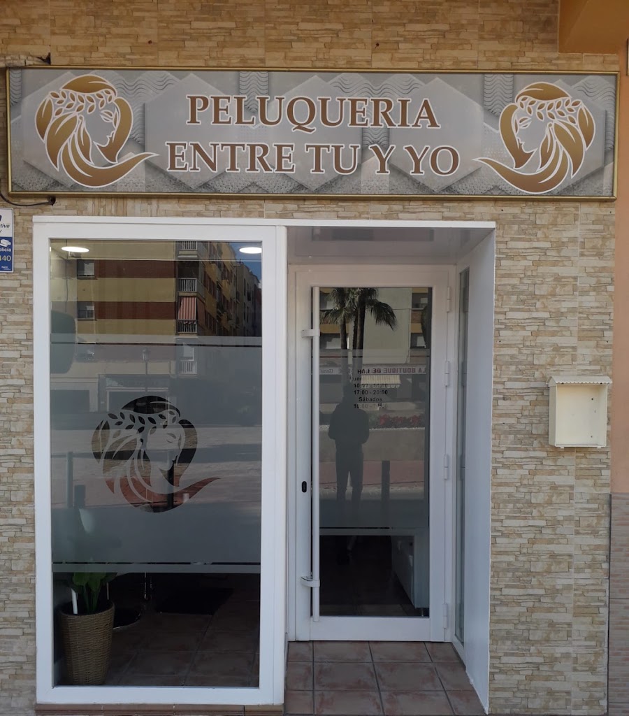 ENTRE TU Y YO SALON — Exterior