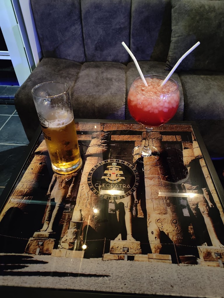 Cleopatra Shisha Lounge — Comida y bebida