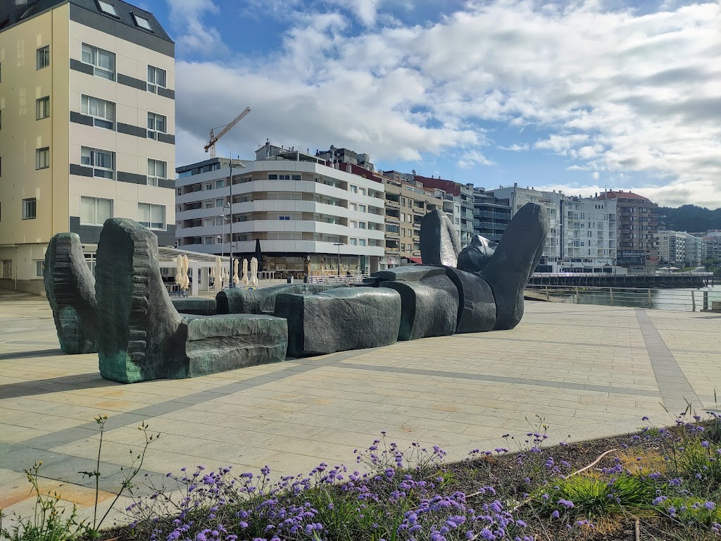 Estatua gigante tumbado