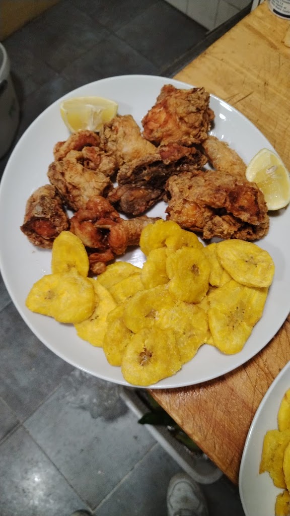 Bar La Atlantida — Comida y bebida
