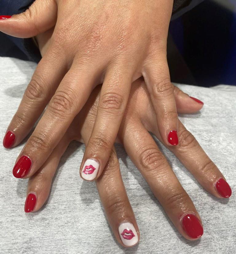Glamour Peluqueira y Estetica Avanzada — Manicura