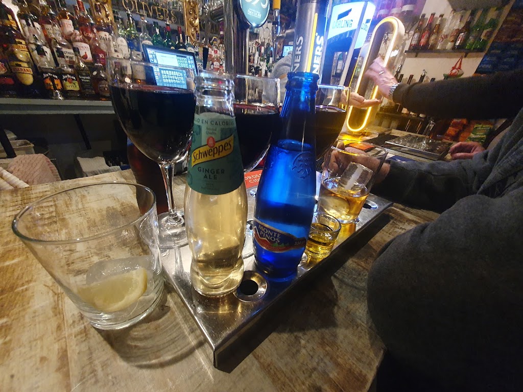 Olivers Bar Old Town — Comida y bebida