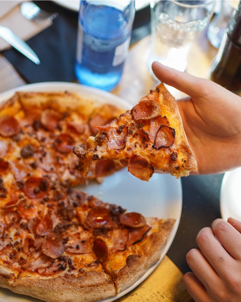 Pizzeria Carlos Naron — Comida y bebida