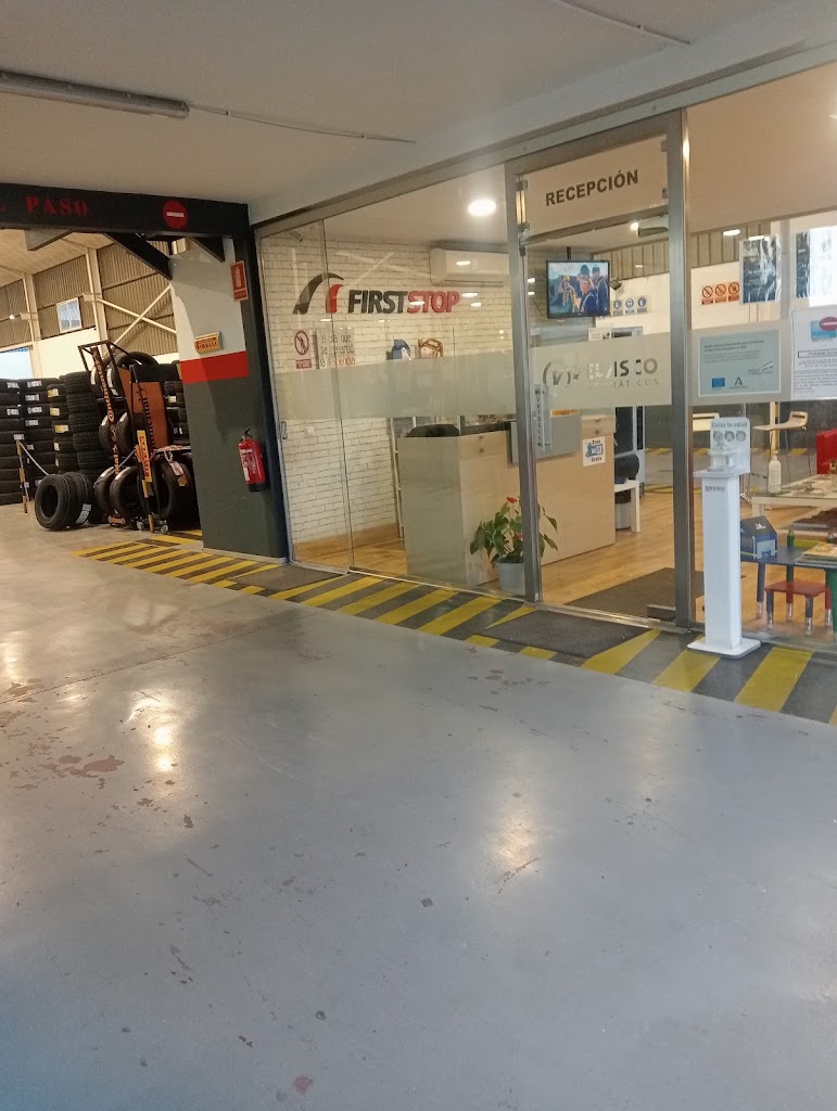 Neumaticos Velasco S.L. — Interior