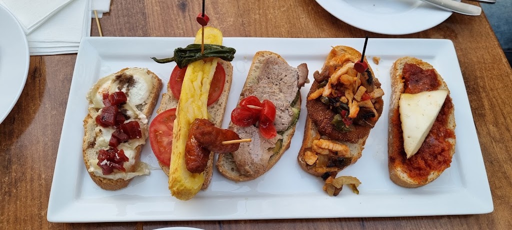 Bar La Nueva Cantonera — Comida y bebida