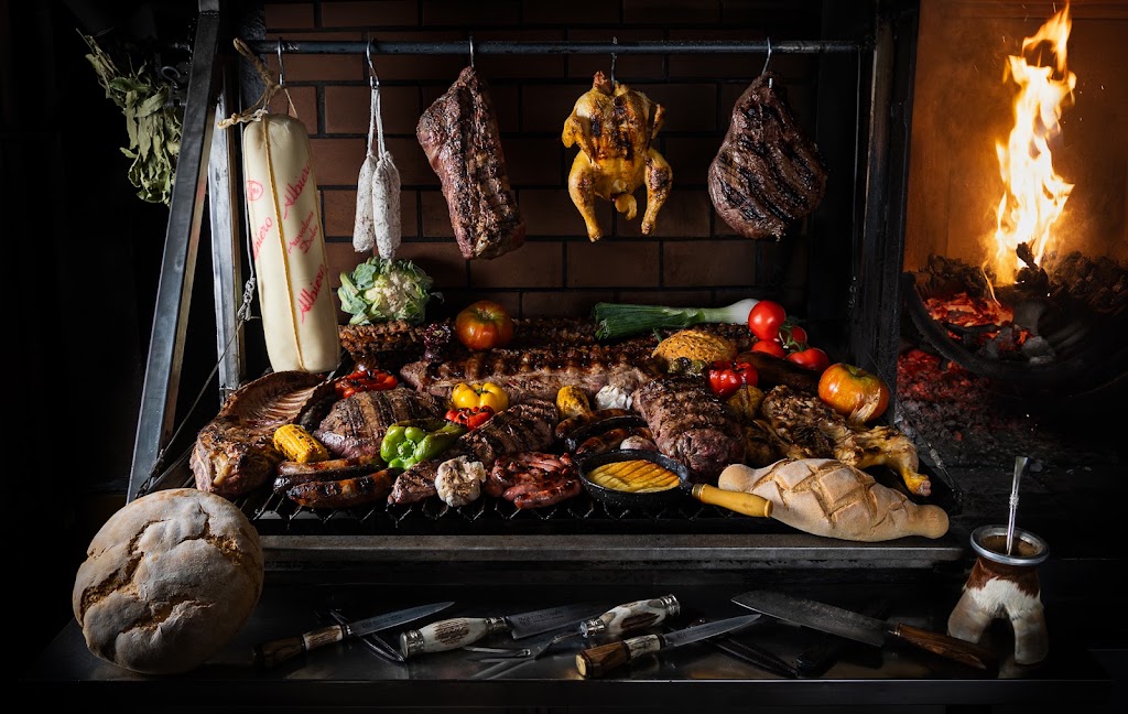 Restaurante Estilo Campo / Asador Argentino / Steakhouse — Comida y bebida