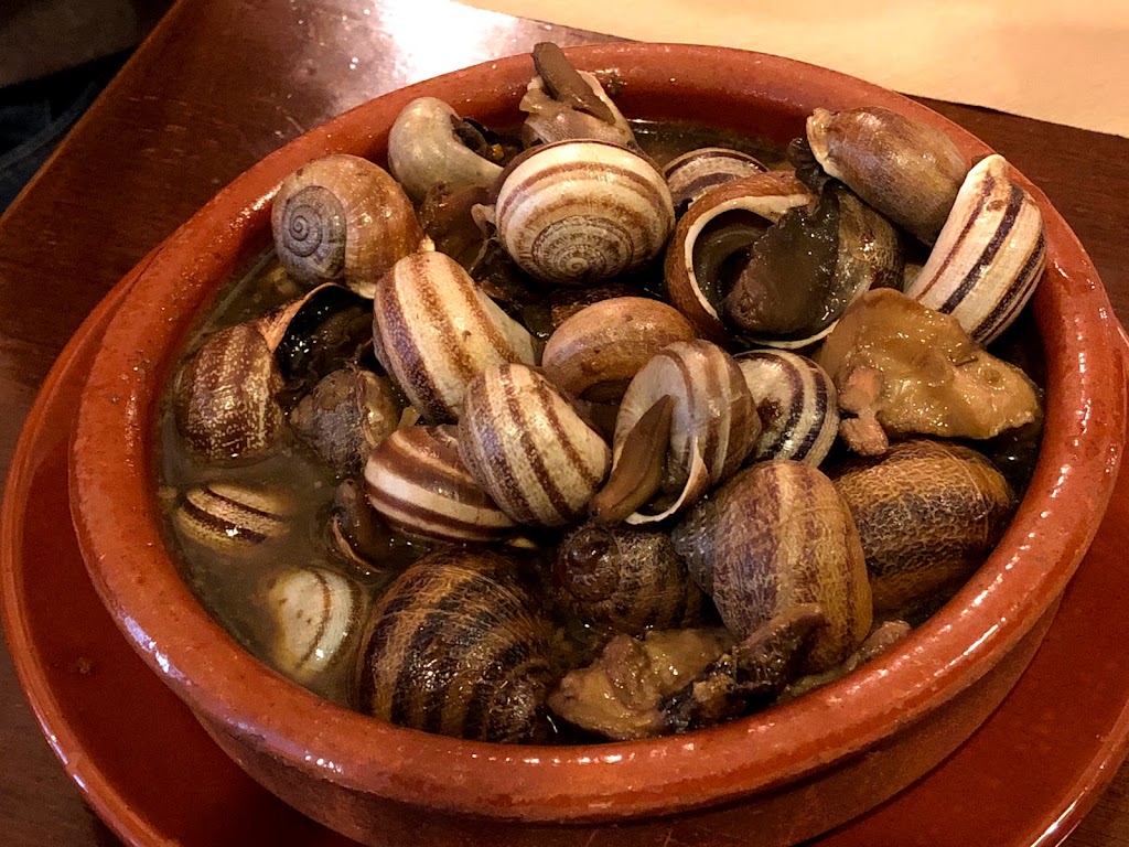 Restaurant Celler Can Lau — Comida y bebida