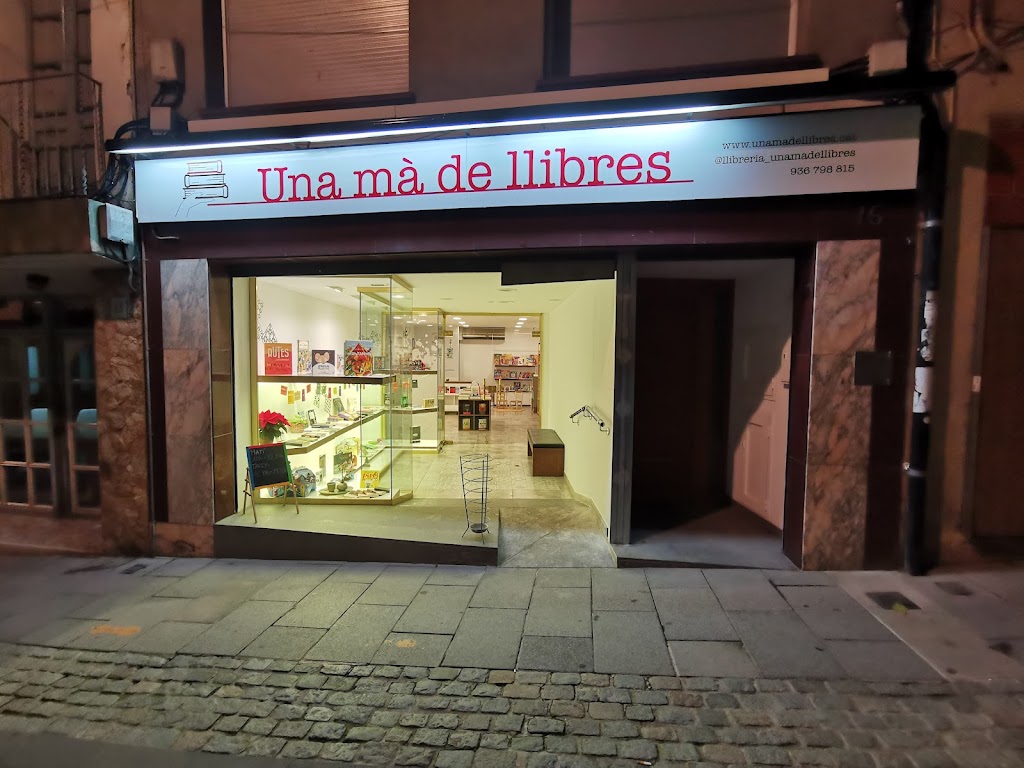 Una ma de llibres