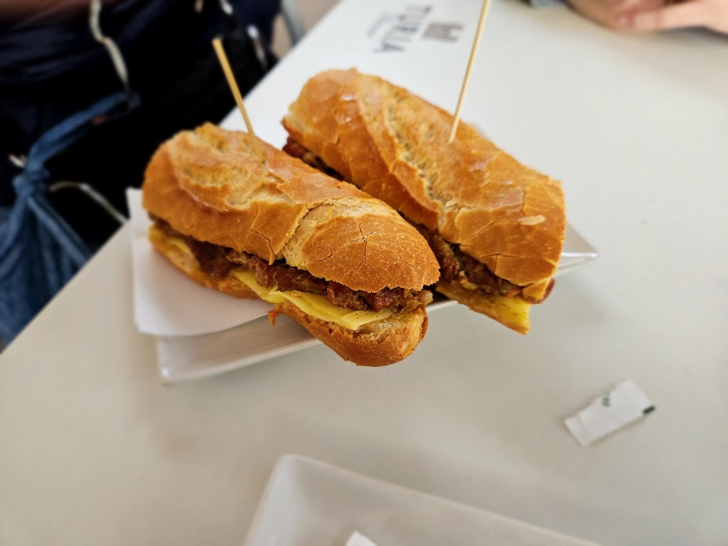 Cerveceria Bohemia — Comida y bebida