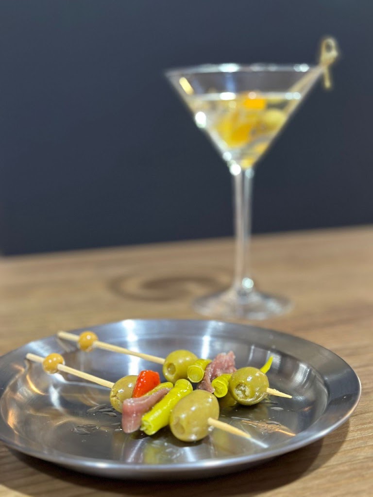 Tagen Ata Vermuteria — Comida y bebida
