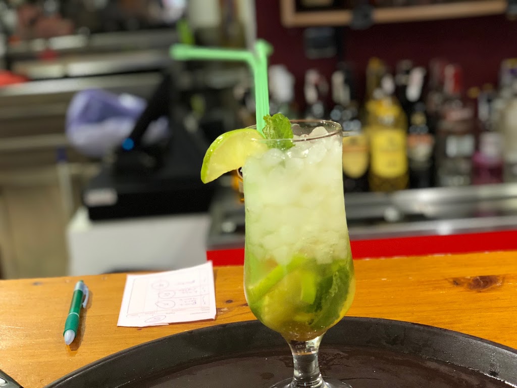 Bar Le Petit Bistrot — Comida y bebida