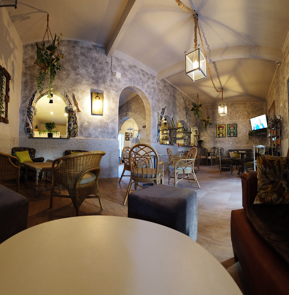 Cafe Central pool&beer