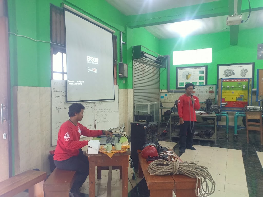 Bengkel otomotif SMKS YP 17 -1 MADIUN