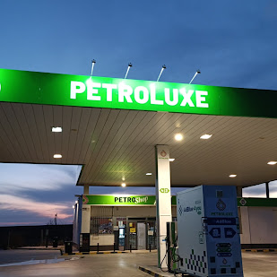 Estacion de Servicio "Petroluxe" — Exterior