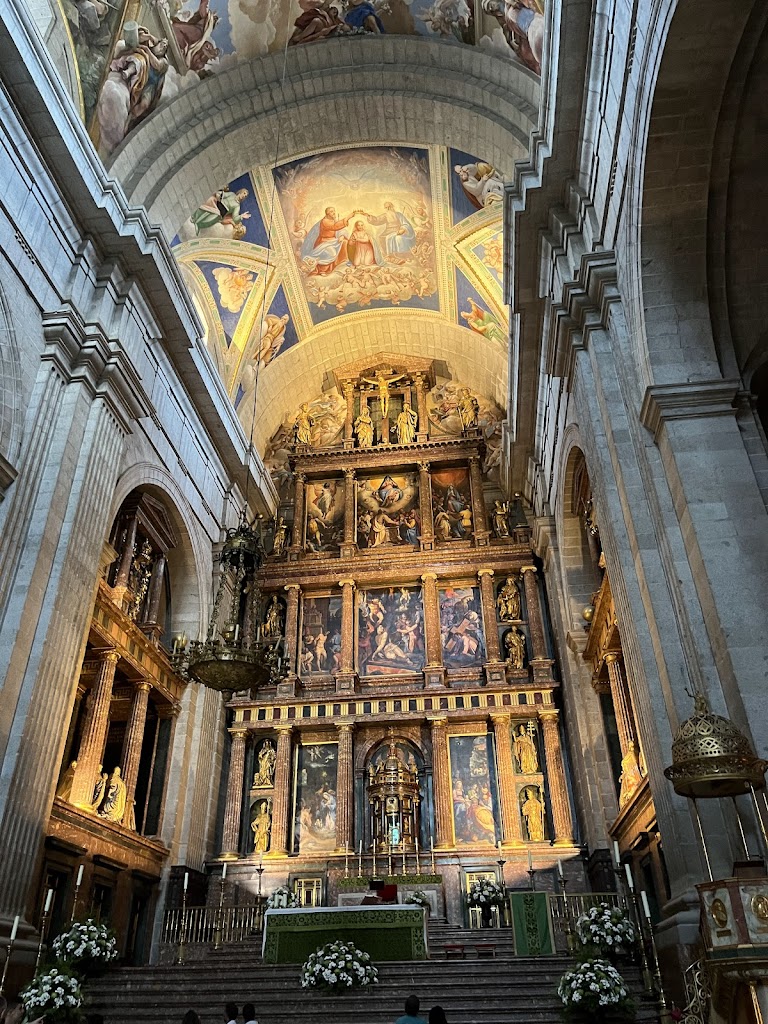 Escudo de San Lorenzo de El Escorial (fachada monasterio)