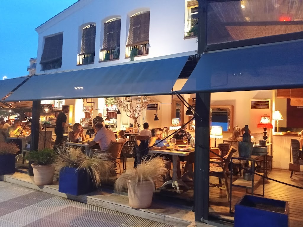 Es Blanc Restaurant & Lounge Club