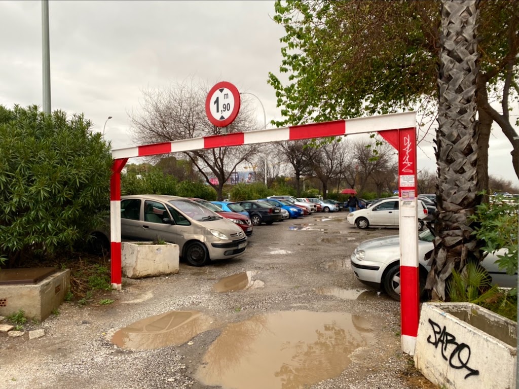 Free Public Car Park — Estacionamiento