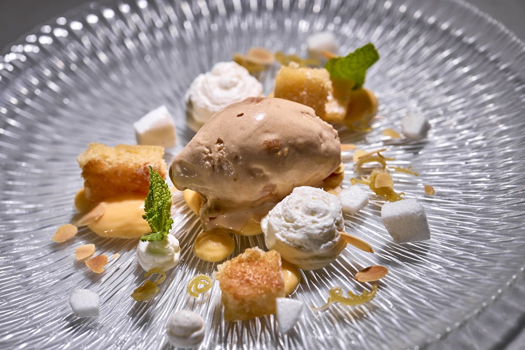 aQua Restaurante — Comida y bebida