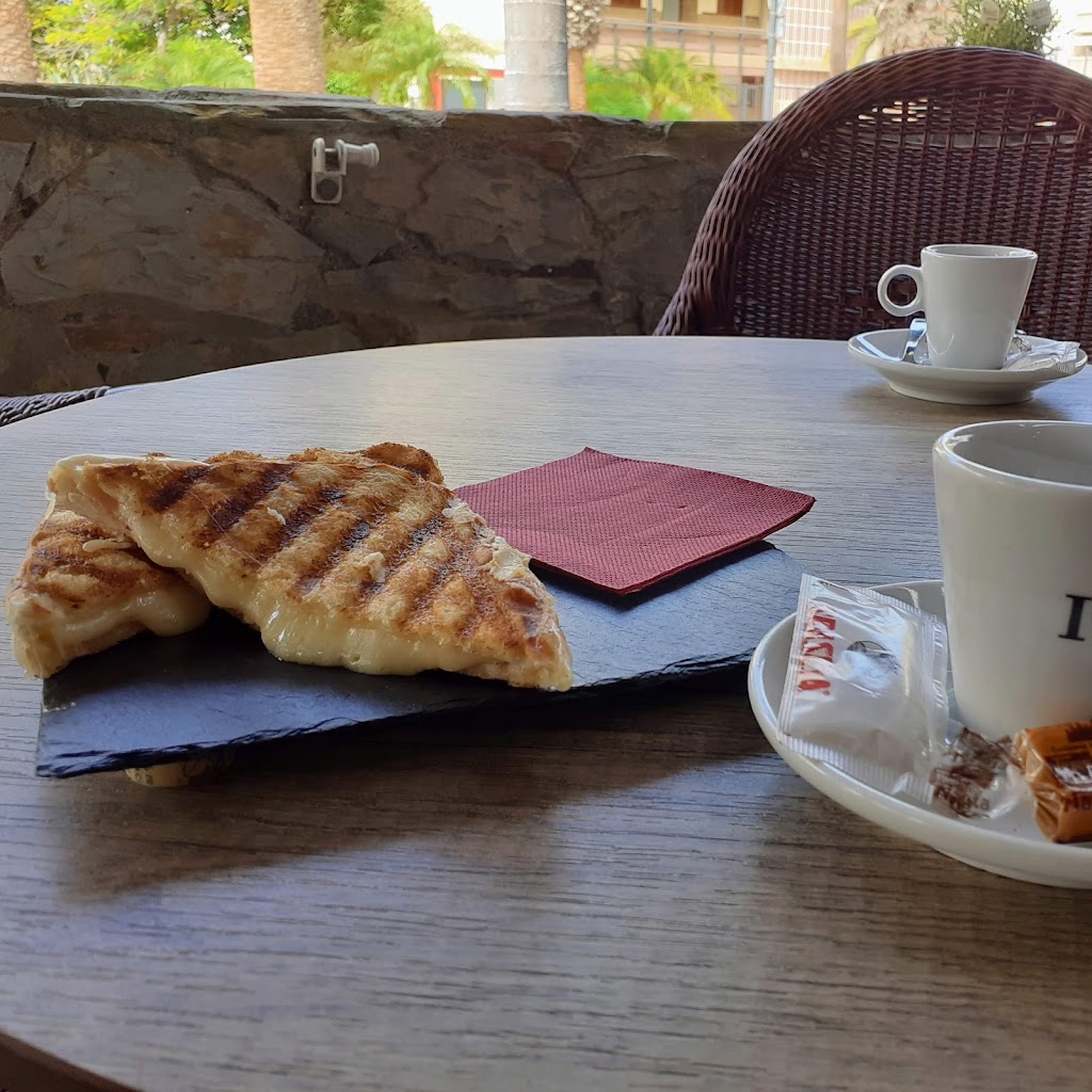 Mestizo Cafe Bar — Comida y bebida
