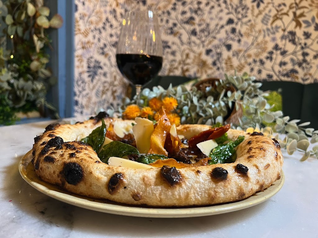 Vesta Restobar & Pizzeria — Comida y bebida