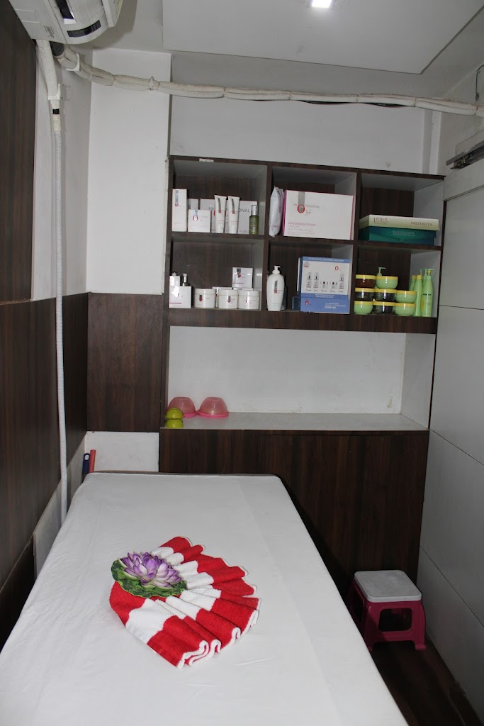 Mirrors Hair Beauty And Makeup Studio