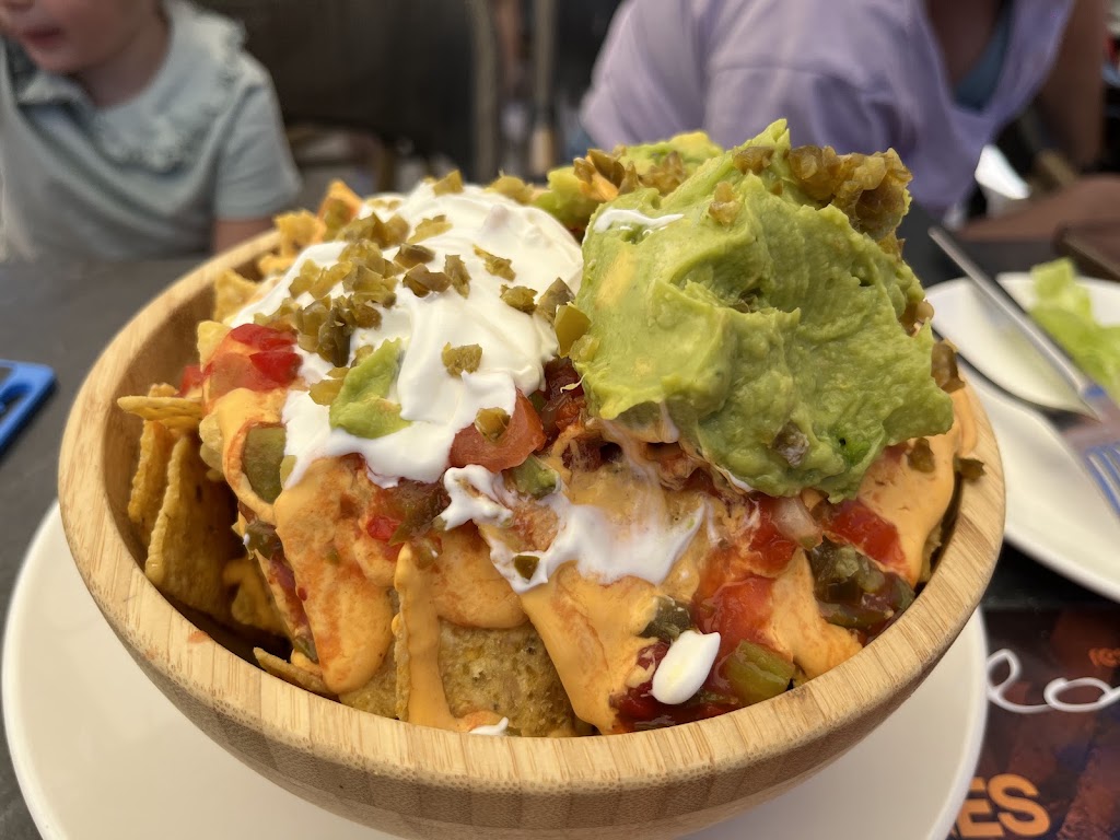 Cerveceria Avalon — Comida y bebida