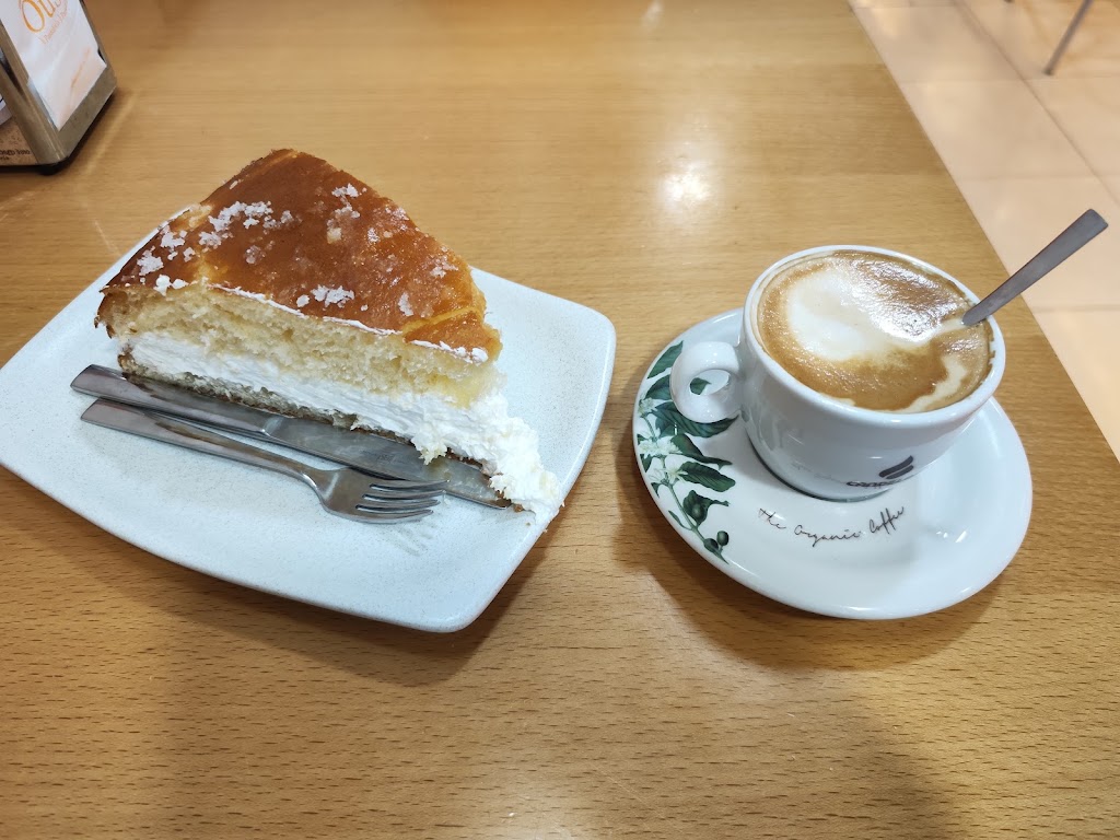 Ousa Pasteleria Cafeteria — Comida y bebida