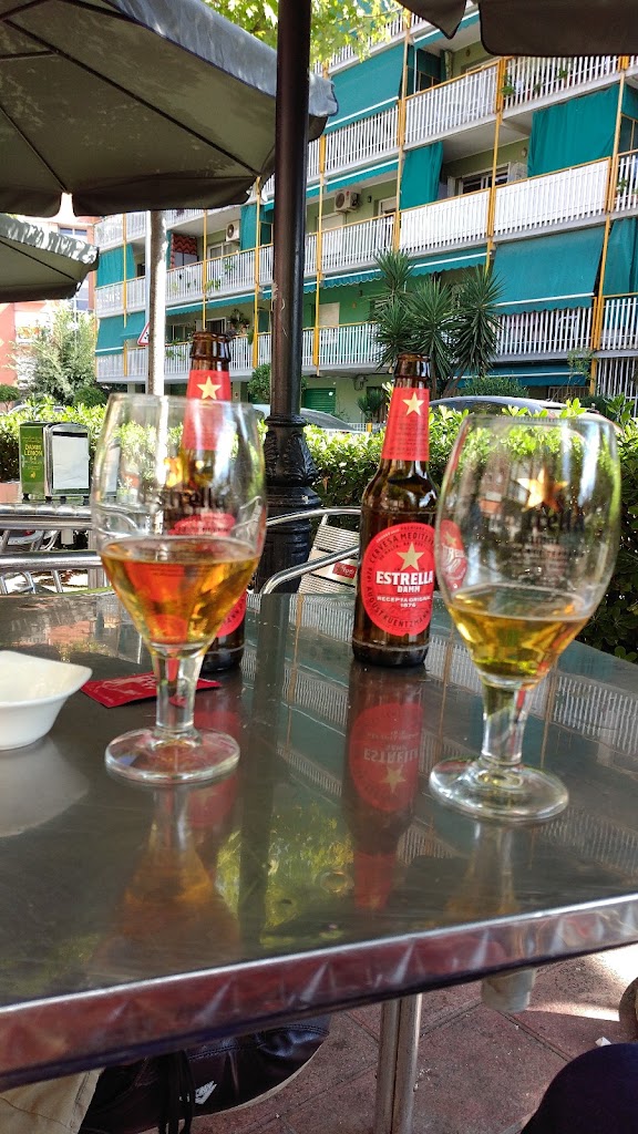 Cerveceria La Roma — Comida y bebida