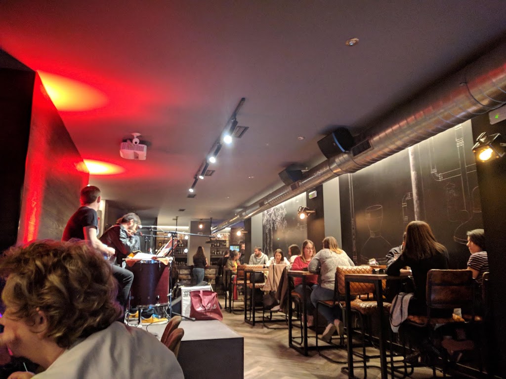 Pub restaurante Ginlab — Ambiente