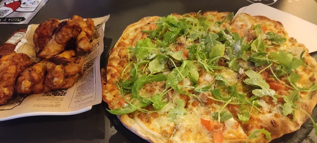 Pizza y Vino — Comida y bebida